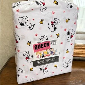 Peanuts Queen Sheet Set - White with Snoopy, Woodstock and Hearts.